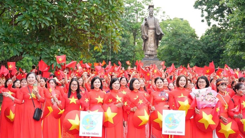 400 cán bộ, hội viên viếng Lăng Bác và đồng diễn áo dài nhân kỷ niệm 80 năm Quốc khánh