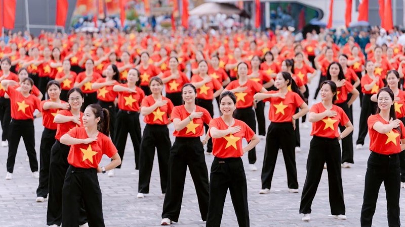 500 cán bộ hội viên phụ nữ xã Đông Anh tham gia đồng diễn tại Đại hội TDTT xã