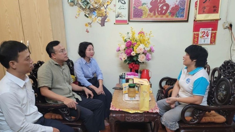 Phó Chủ tịch Thường trực Ủy ban MTTQ Việt Nam Thành phố thăm, tặng quà cá nhân tiêu biểu phường Ba Đình