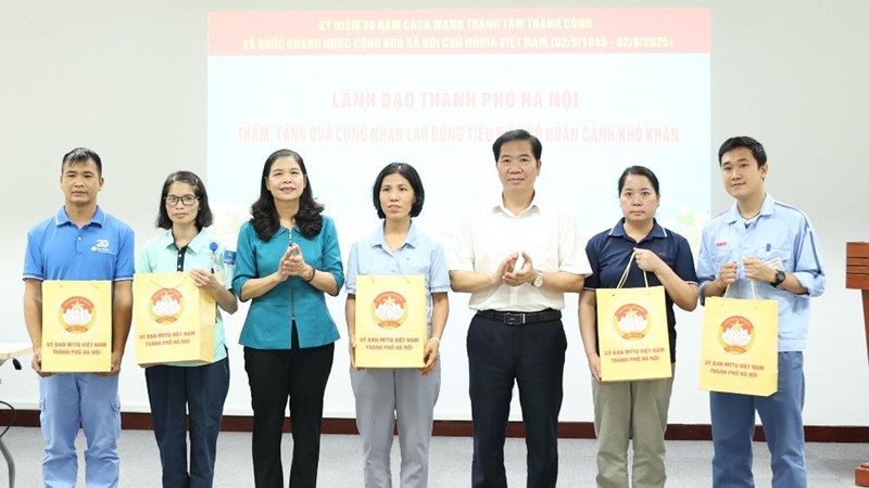 Phó Chủ tịch Ủy ban MTTQ Việt Nam thành phố Hà Nội Đặng Thị Phương Hoa thăm, tặng quà công nhân lao động
