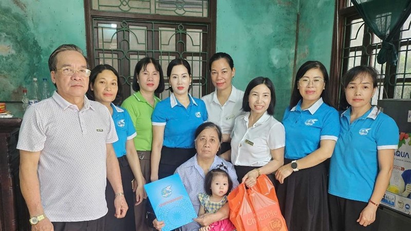 Hội LHPN xã Đông Anh: Tặng quà hội viên phụ nữ có hoàn cảnh khó khăn nhân dịp Quốc khánh