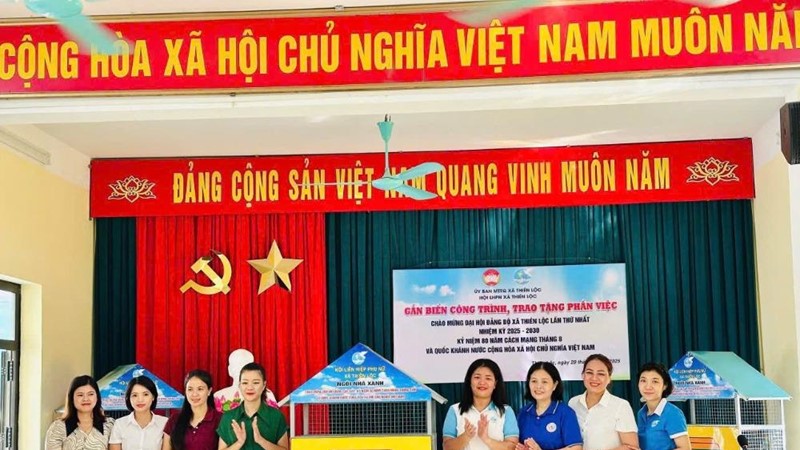 Gắn biển công trình, trao tặng phần việc chào mừng Đại lễ 2/9 và thành công Đại hội Đảng bộ xã Thiên Lộc