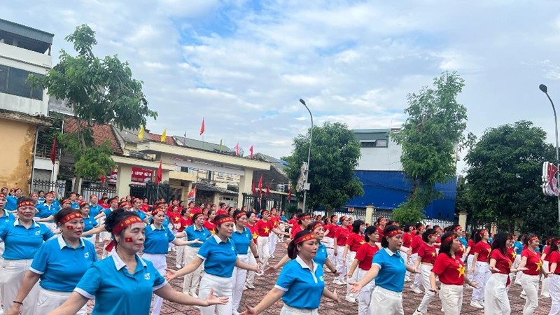 500 cán bộ, hội viên phụ nữ xã Thư Lâm đồng diễn dân vũ tại 3 điểm cầu