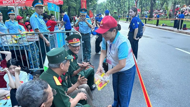 Hội LHPN Ngọc Hà: Gửi tặng hàng trăm suất ăn sáng tới lực lượng làm nhiệm vụ và người dân xem diễu binh, diễu hành