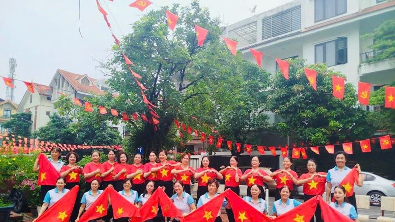 Phụ nữ Ngọc Hà đồng diễn dân vũ chào mừng Quốc khánh 2/9