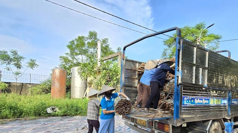Hội LHPN xã Thư Lâm: Khẩn trương hỗ trợ người dân phòng, chống lũ lụt