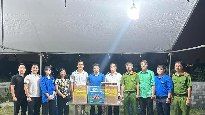 Hội LHPN xã Thư Lâm Lan tỏa tinh thần đại đoàn kết – sẻ chia cùng các hộ dân vùng ngập lũ