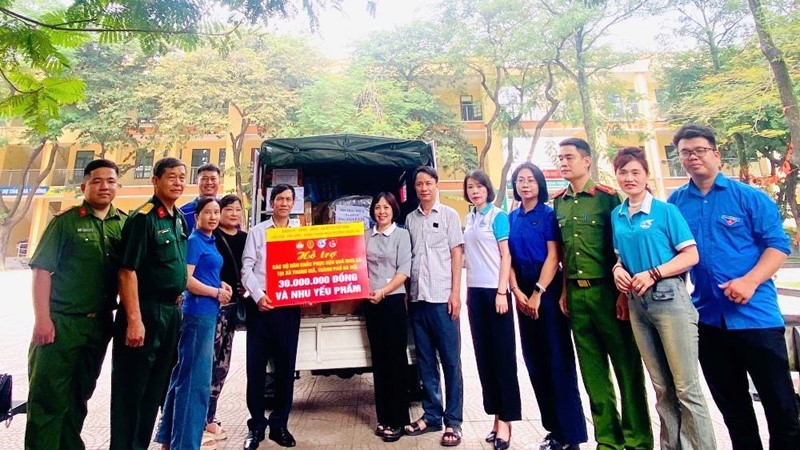 Phường Ngọc Hà: Chia sẻ khó khăn với người dân vùng ngập lụt