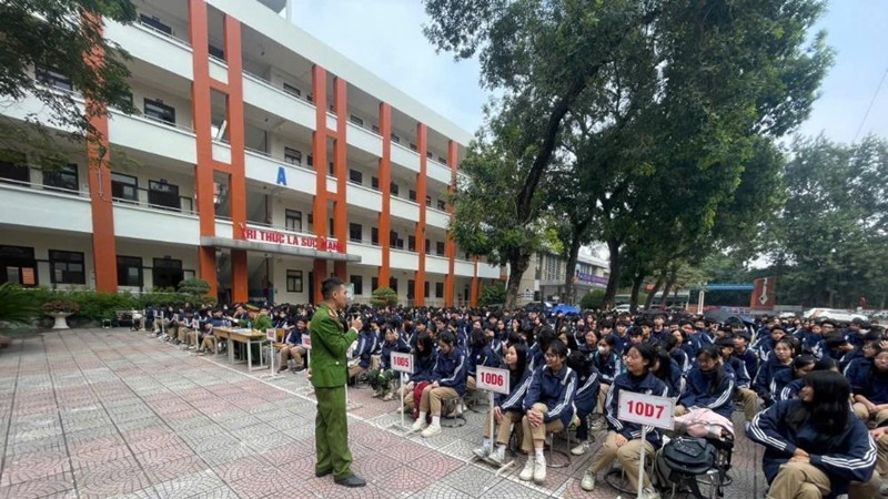 Chi hội Phụ nữ Công An xã Thư Lâm: Phối hợp tuyên truyền, phổ biến pháp luật trong trường học