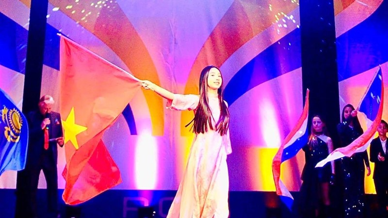 Tình yêu Việt Nam đưa cô bé gốc Việt đến với Top 3 Euro Pop Contest