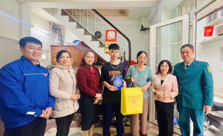 Phường Ngọc Hà: Thăm, tặng quà trước thềm Tết Nguyên đán Bính Ngọ 2026