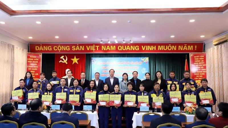 Thăm, tặng quà công nhân công ty Thoát nước Hà Nội