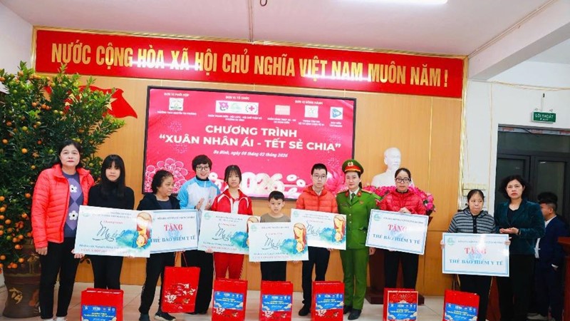 Hội LHPN phường Ba Đình: Phối hợp trao quà Tết trị giá trên 190 triệu đồng cho các hoàn cảnh khó khăn