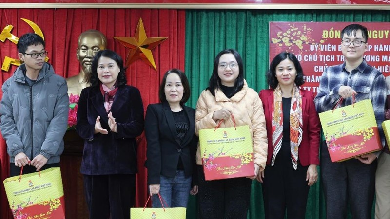 Phó Chủ tịch UB TƯ MTTQ Việt Nam, Chủ tịch Hội LHPN Việt Nam thăm và tặng quà công nhân, người lao động nhân dịp Tết Nguyên đán
