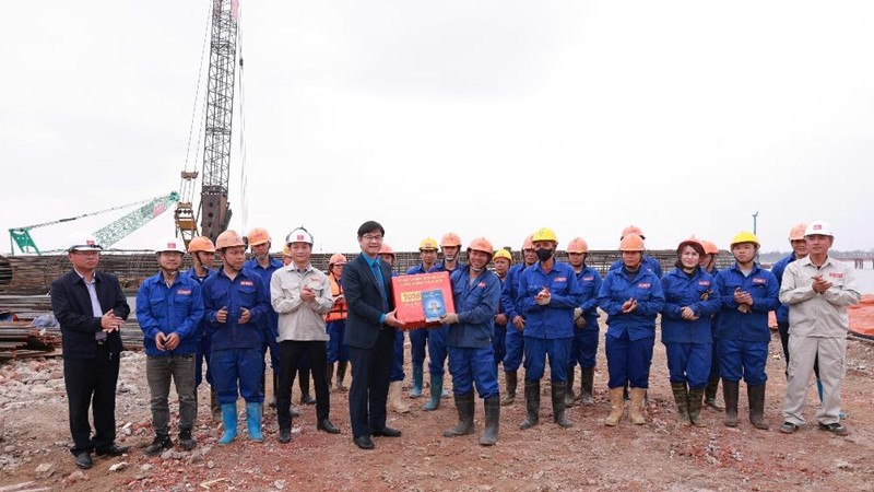 Động viên, tặng quà công nhân lao động làm việc xuyên Tết