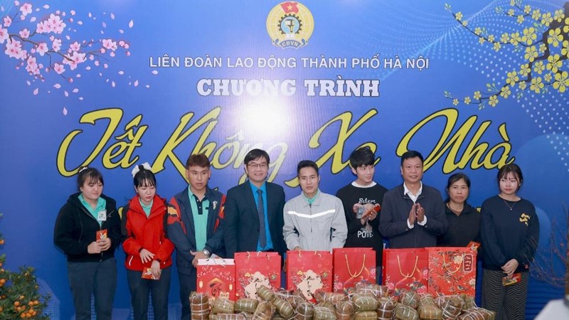 Ấm lòng người lao động ở lại Hà Nội đón Tết