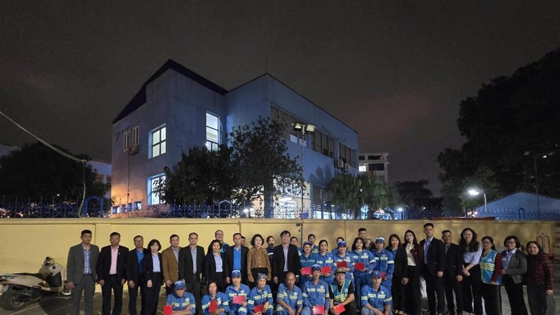 Chủ tịch LĐLĐ thành phố Hà Nội tặng quà động viên công nhân môi trường làm nhiệm vụ trực giao thừa