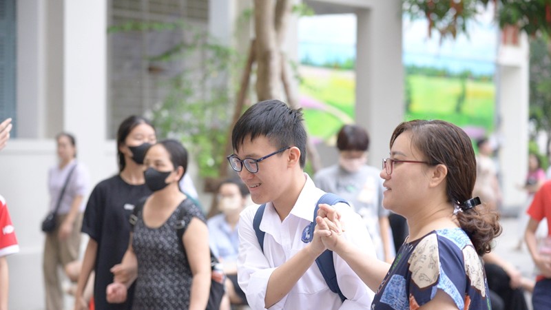 Sáng 1/6, hơn 3.300 thí sinh bước vào kỳ thi tuyển sinh trường THPT Chuyên Ngoại ngữ