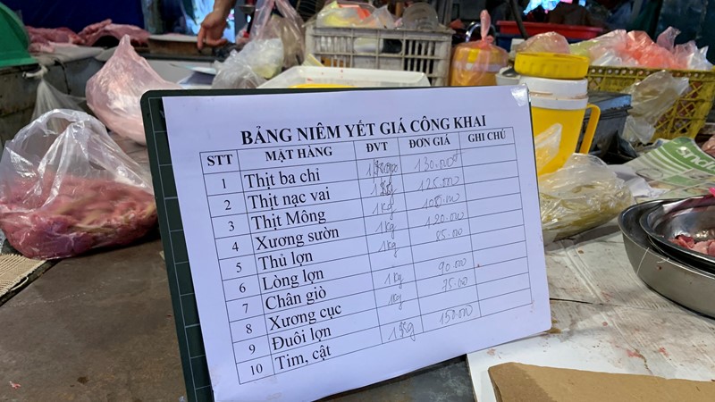 Giá xăng dầu đã giảm, vì sao giá thịt heo chưa giảm? 