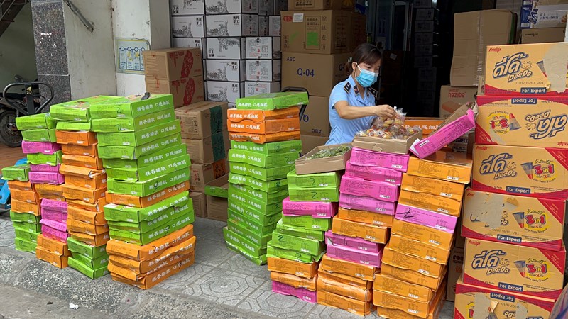 10.800 chiếc bánh trung thu loại 2.500 đồng/chiếc ở La Phù bị thu giữ do nghi nhập lậu 