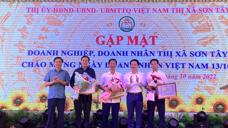 Sơn Tây gặp mặt, vinh danh doanh nghiệp, doanh nhân chào mừng Ngày Doanh nhân Việt Nam 13/10
