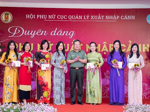 Hội Phụ nữ Cục quản lý xuất nhập cảnh duyên dáng trong tà áo dài