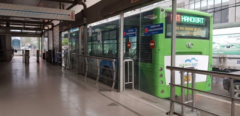 Hà Nội triển khai thí điểm khách đi buýt nhanh BRT được dùng xe máy điện miễn phí