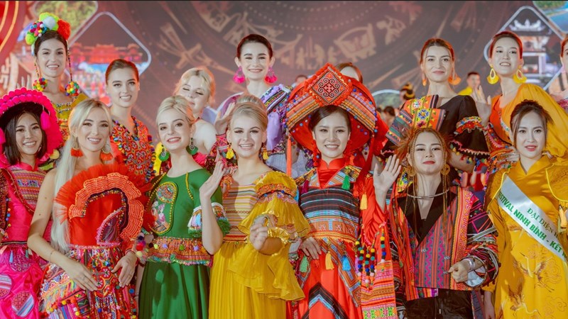 Thí sinh Hoa hậu Du lịch Thế giới 2022 trình diễn trang phục thổ cẩm tại Ninh Bình