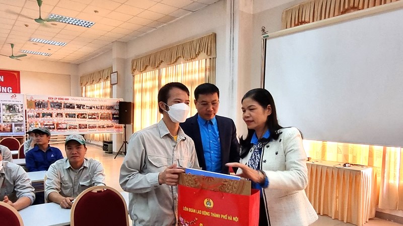Phó Chủ tịch Thường trực LĐLĐ thành phố Đặng Thị Phương Hoa thăm và tặng quà Tết cho công nhân tại 2 doanh nghiệp