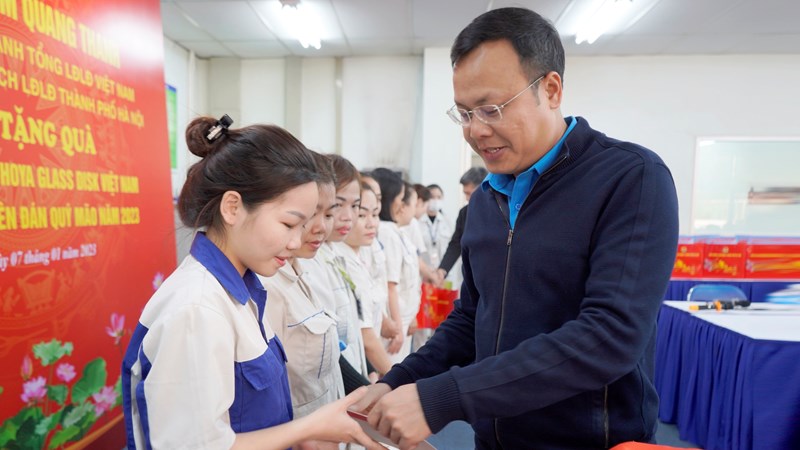 Chủ tịch Liên đoàn lao động TP Hà Nội Phạm Quang Thanh trao quà cho công nhân Công ty HOYA Glass Disk Việt Nam