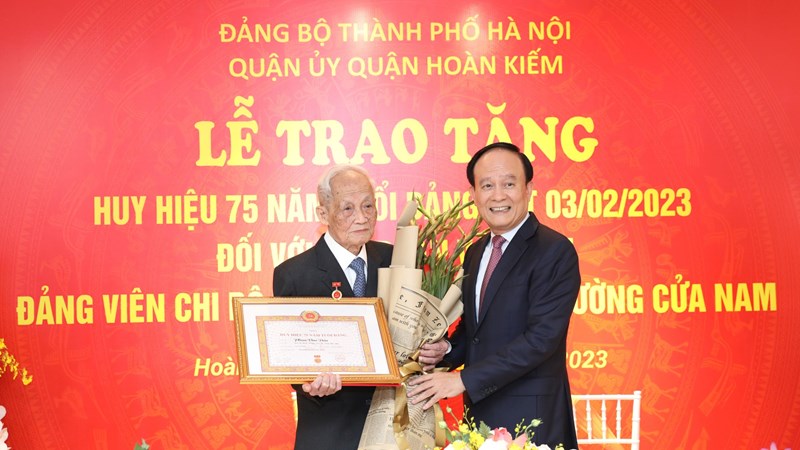 Trao Huy hiệu 75 năm tuổi Đảng cho đảng viên Phan Văn Dần