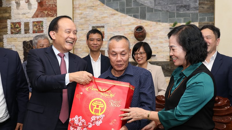 Chủ tịch HĐND TP Hà Nội Nguyễn Ngọc Tuấn chúc Tết đơn vị, các gia đình chính sách tại quận Đống Đa, Cầu Giấy