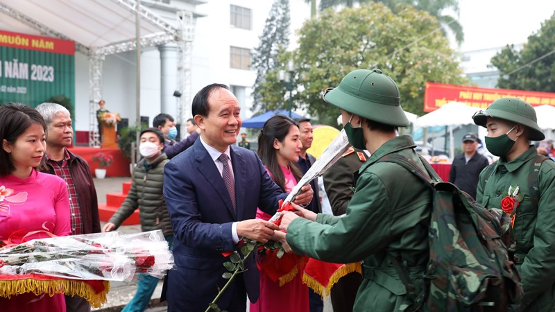 Chủ tịch HĐND thành phố Nguyễn Ngọc Tuấn tiễn chân các tân binh quận Hai Bà Trưng lên đường nhập ngũ