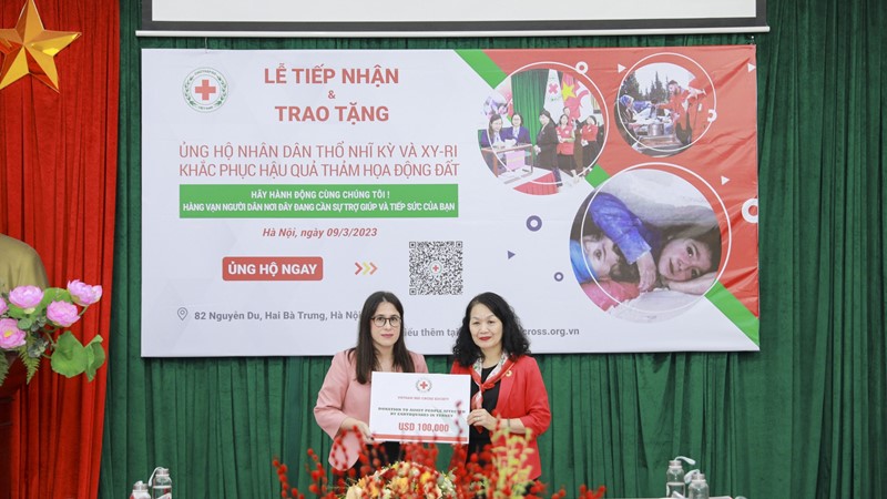 Trao tặng số tiền 200.000 USD hỗ trợ người dân Thổ Nhĩ Kỳ và Xy-ri 