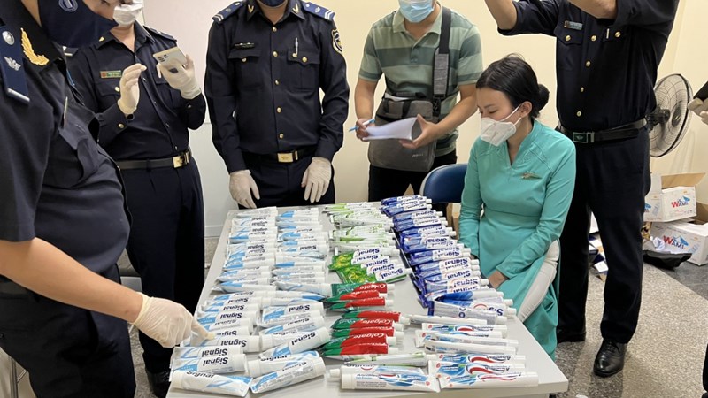 Bắt 4 tiếp viên hàng không vận chuyển hơn 11kg ma túy từ Pháp về Việt Nam