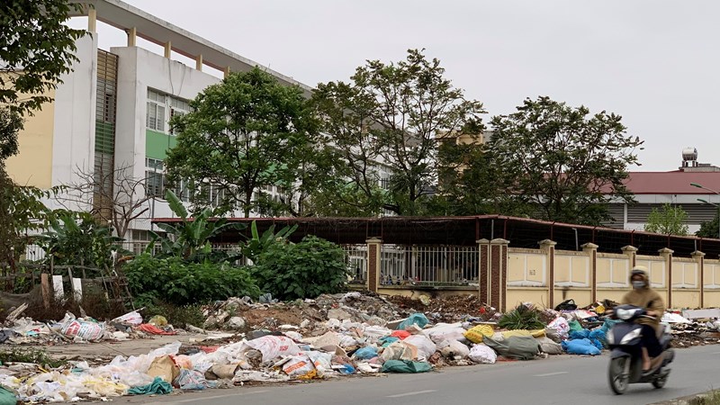 Bãi rác ngay cổng Trường Tiểu học Trần Quốc Toản, phường Dương Nội, quận Hà Đông