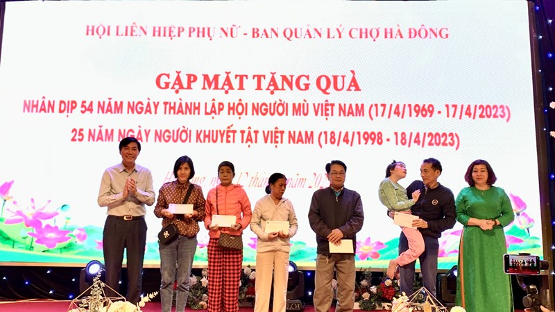 Hà Đông: Giao lưu, tặng quà cho người khuyết tật và trao 920 áo dài cho phụ nữ yếu thế