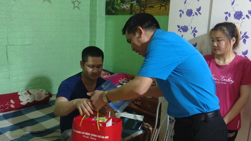 LĐLĐ thành phố Hà Nội thăm và tặng quà cho 2 công nhân bị tai nạn lao động