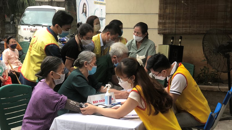Hội LHPN Hà Đông: Khám và cấp thuốc miễn phí cho 210 người có công, hộ cận nghèo và phụ nữ có hoàn cảnh khó khăn