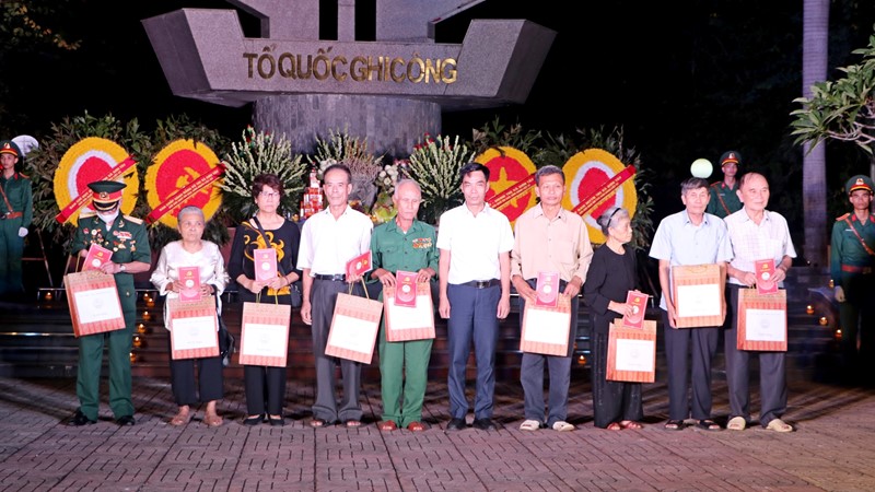 Thị xã Sơn Tây tặng 30 suất quà tri ân đối tượng chính sách