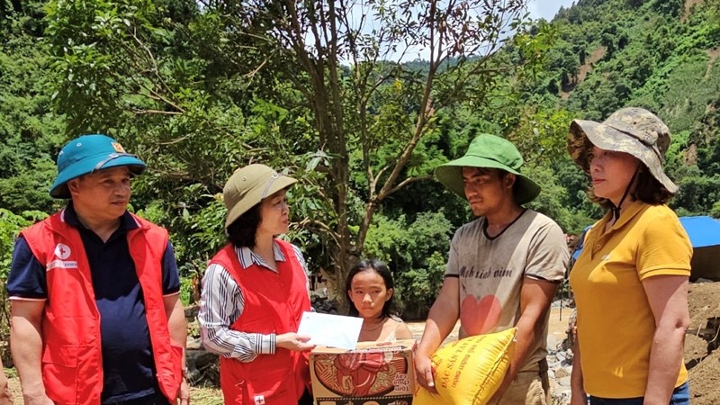 Hỗ trợ 400 triệu đồng và 200 thùng hàng cho các gia đình ở Yên Bái bị thiệt hại do mưa lũ