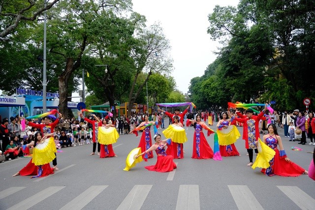 Dịp nghỉ lễ 2/9 Hà Nội diễu hành áo dài trên các tuyến phố