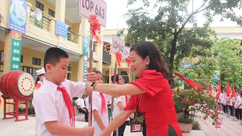 Thầy và trò Trường THCS Thị trấn Trạm Trôi, Hoài Đức khai giảng năm học mới