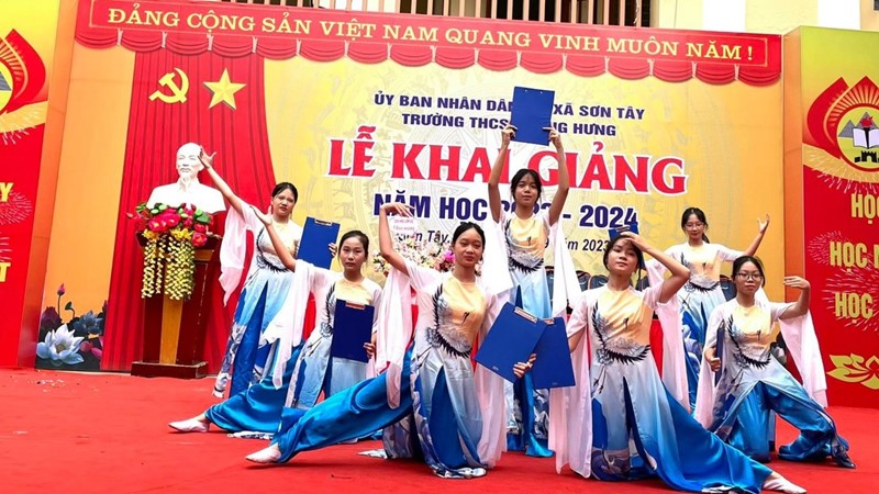 Gần 1.000 thầy trò trường THCS Phùng Hưng, thị xã Sơn Tây hân hoan chào đón năm học mới