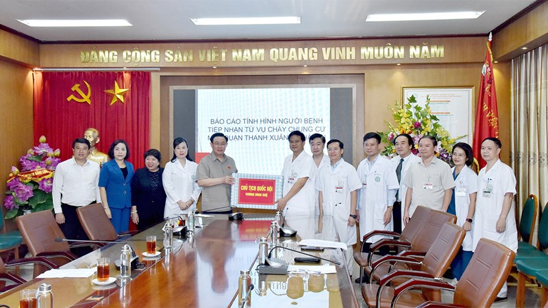Chủ tịch Quốc hội Vương Đình Huệ thăm, động viên nạn nhân vụ hoả hoạn tại chung cư mini quận Thanh Xuân