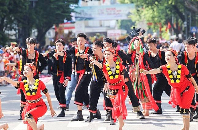 Sôi động “Carnaval mùa thu Hà Nội” với hơn 1.500 người diễu hành trên đường phố