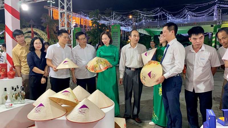 Hơn 130 gian hàng giới thiệu sản phẩm tại Hội chợ trái cây, nông sản an toàn các tỉnh, thành phố