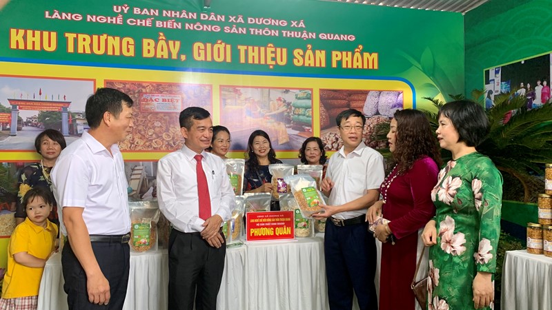 Đón nhận Bằng công nhận Làng nghề chế biến nông sản thôn Thuận Quang