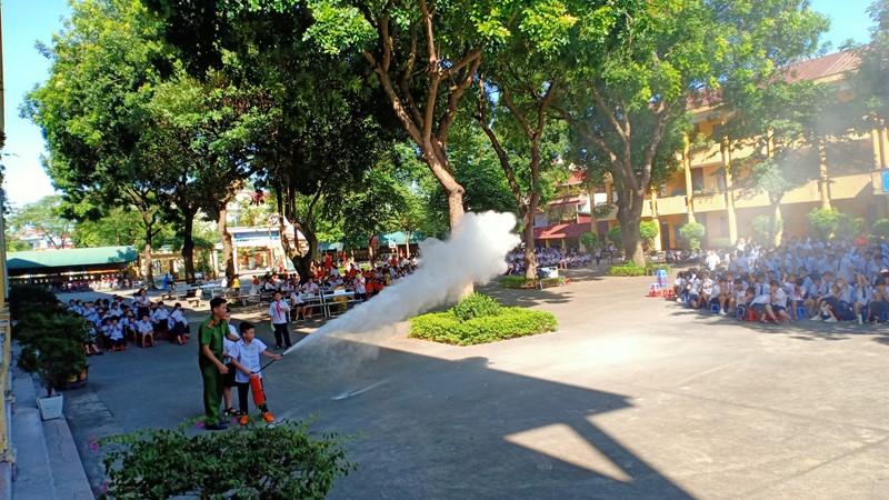 Gần 1.400 học sinh được tập huấn về thoát nạn khi cháy nổ