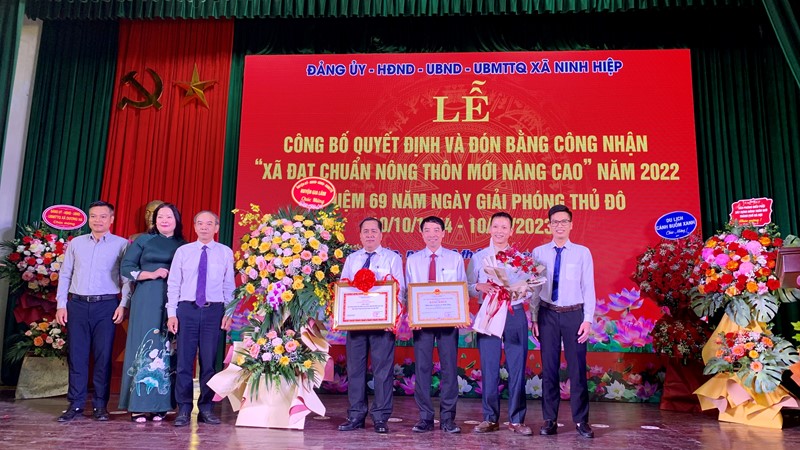 Xã Ninh Hiệp nhận danh hiệu xã đạt chuẩn Nông thôn mới nâng cao